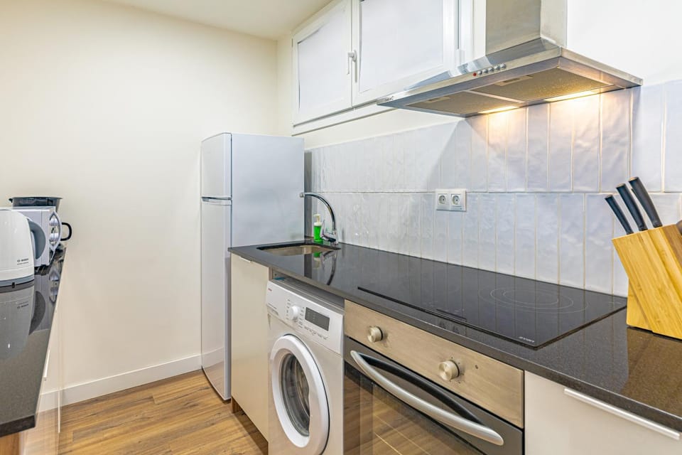 Coffee/tea facilities, oven, stove, washing machine, kitchen