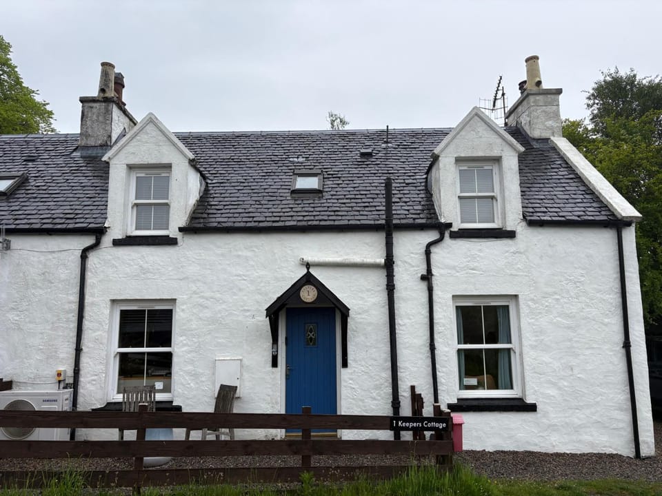 1 Keepers Cottage Skeabost Bridge Isle Of Skye House in Scotland