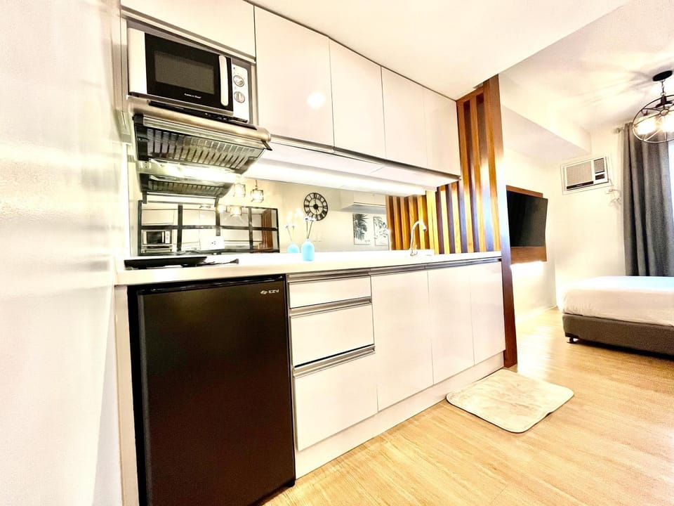 Kitchen or kitchenette, dishwasher, minibar