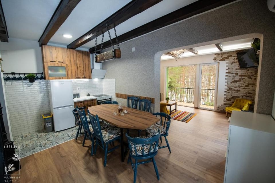 Kitchen or kitchenette, Dining area