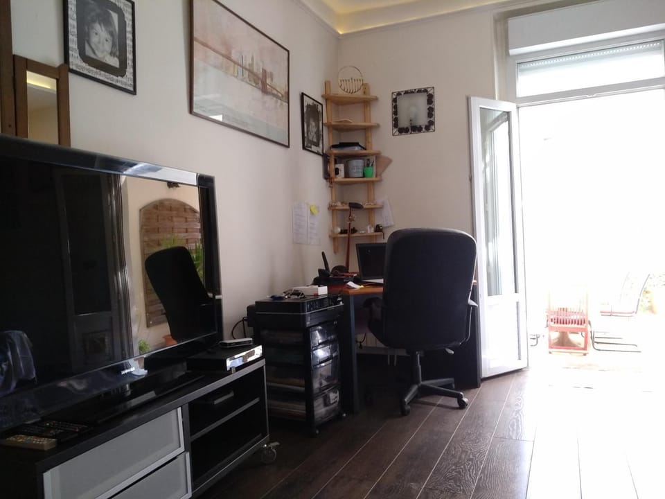 cosy rare 2 bedroom apartment around a private garden Apartment in Paris