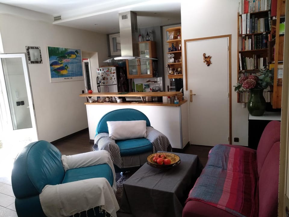 cosy rare 2 bedroom apartment around a private garden Apartment in Paris