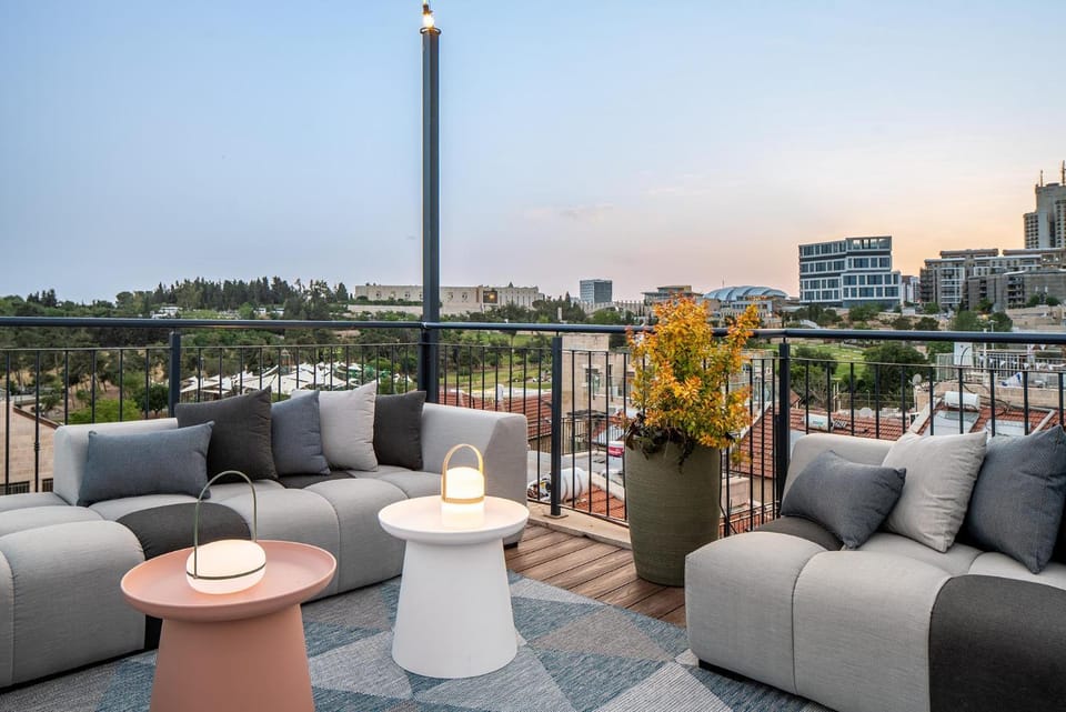 Balcony/Terrace, Seating area, City view, Street view