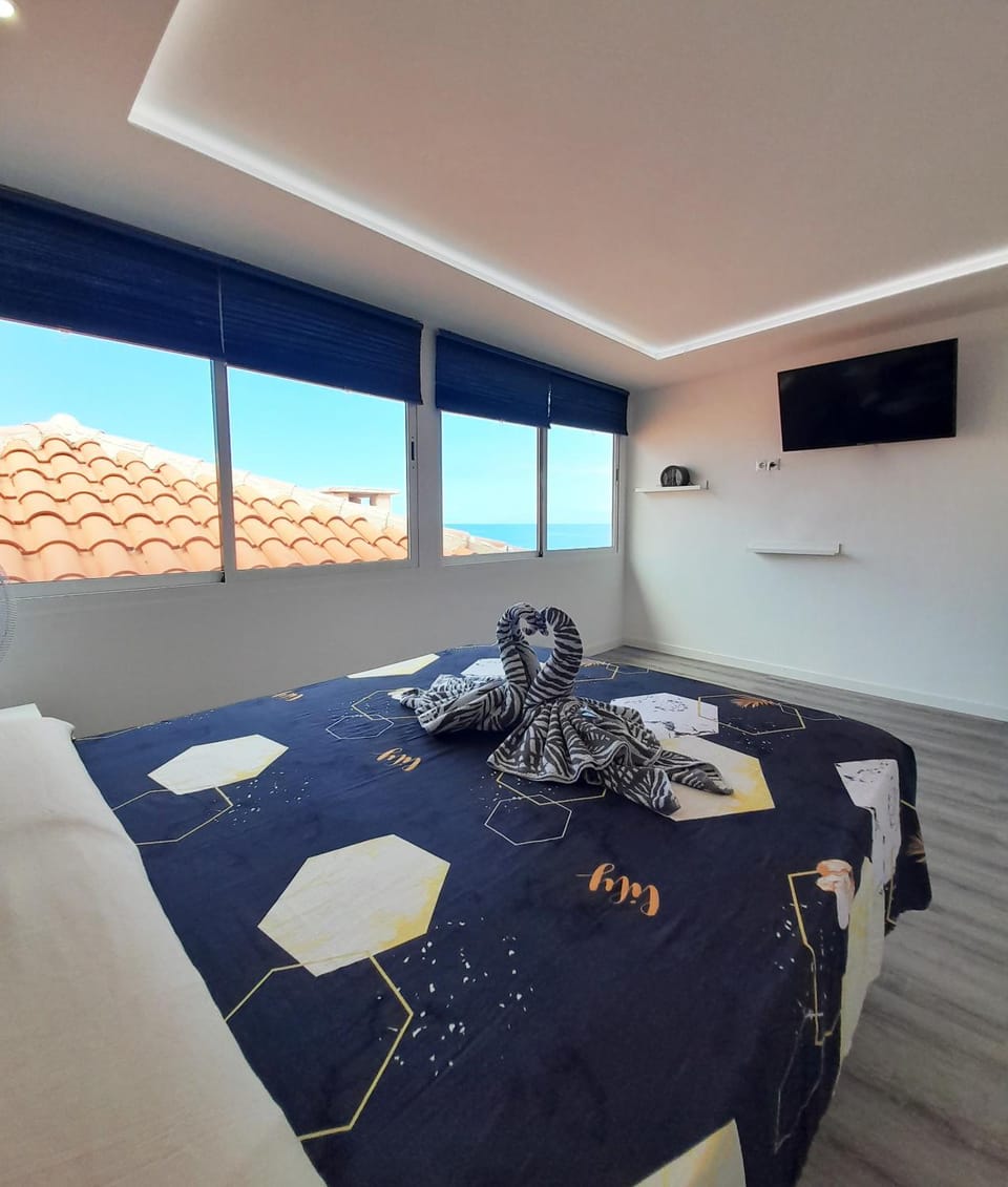 Bed, TV and multimedia, Photo of the whole room, Bedroom