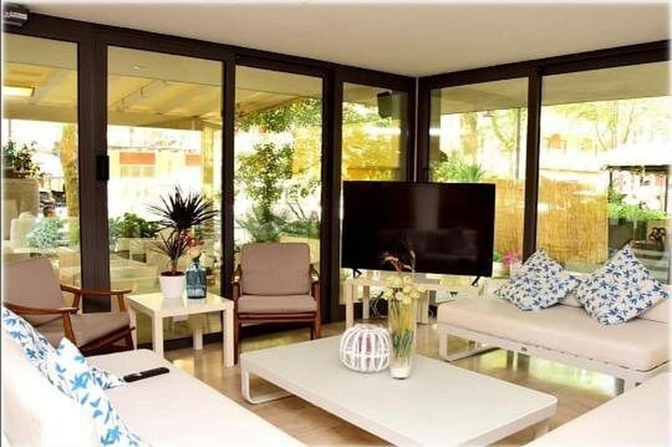 Communal lounge/ TV room