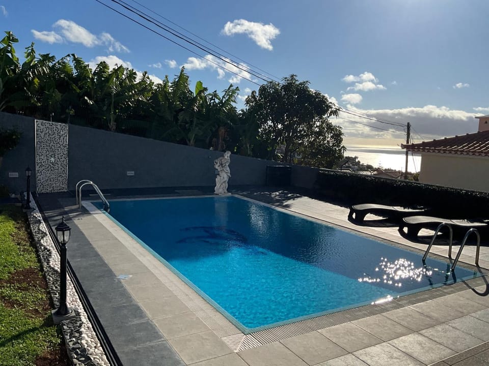 Modern Apartment Sleeps2 w Pool in Funchal Apartment in Funchal