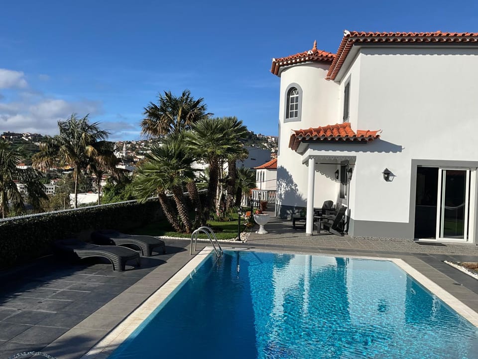Modern Apartment Sleeps2 w Pool in Funchal Apartment in Funchal