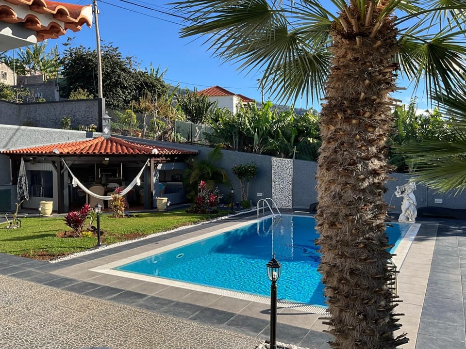 Modern Apartment Sleeps2 w Pool in Funchal Apartment in Funchal