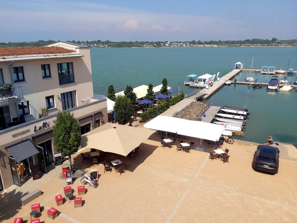 Property building, Restaurant/places to eat, Area and facilities