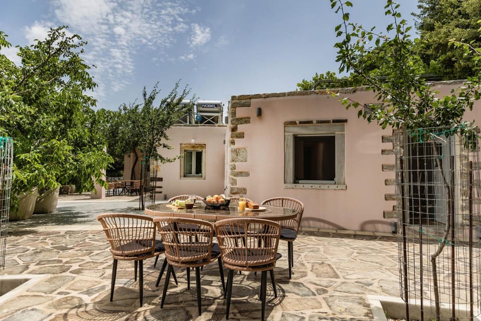 Property building, Natural landscape, Balcony/Terrace, Landmark view
