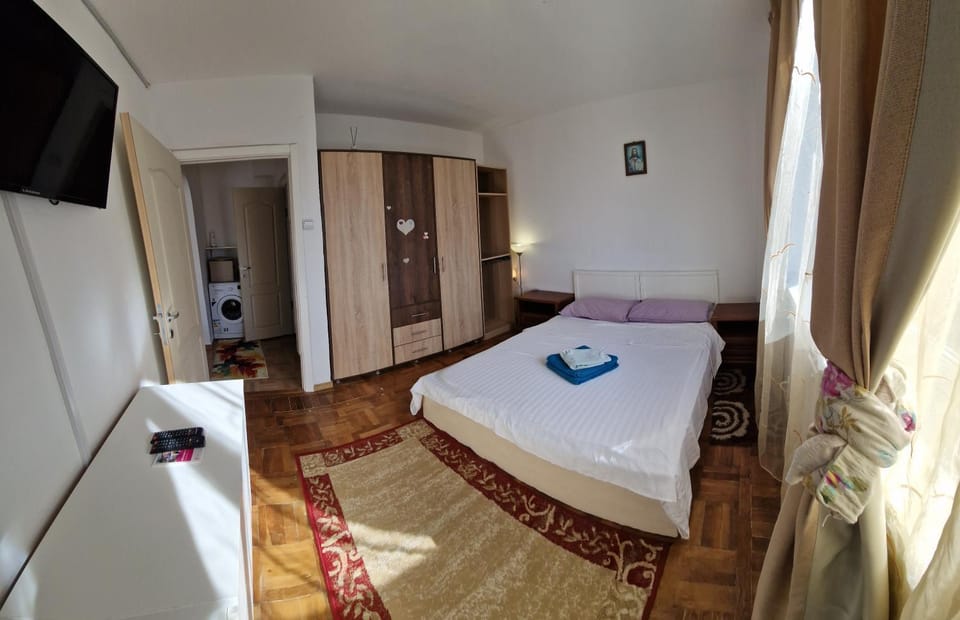 Bed, TV and multimedia, Photo of the whole room, Bedroom, towels, wardrobe