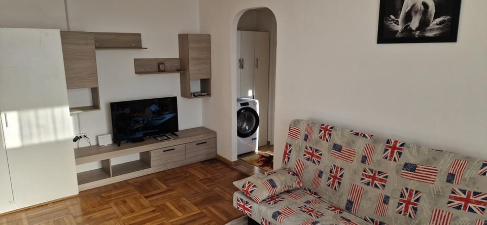 TV and multimedia, Living room, Seating area, Evening entertainment