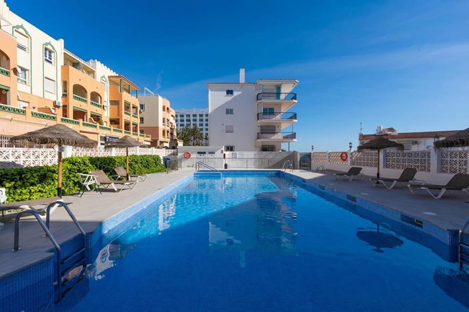 Swimming pool, sunbed