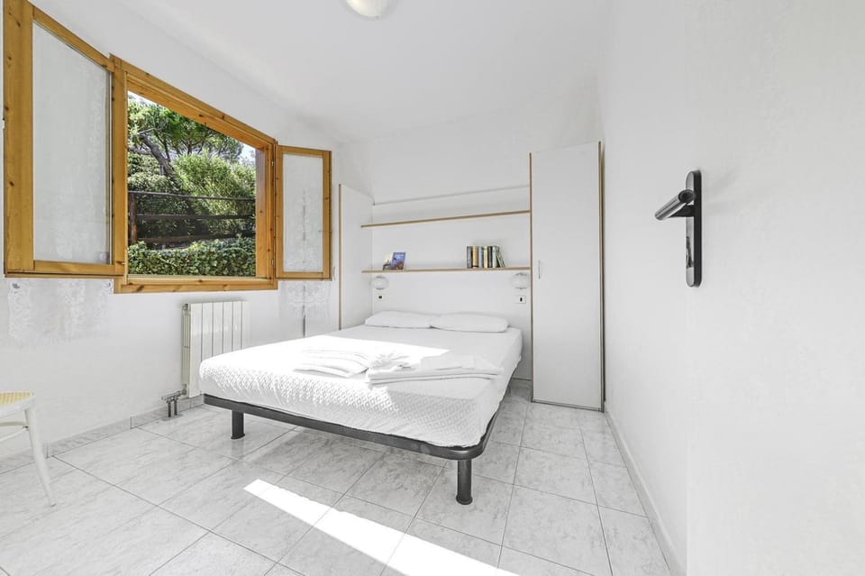 Property building, Living room, Bedroom