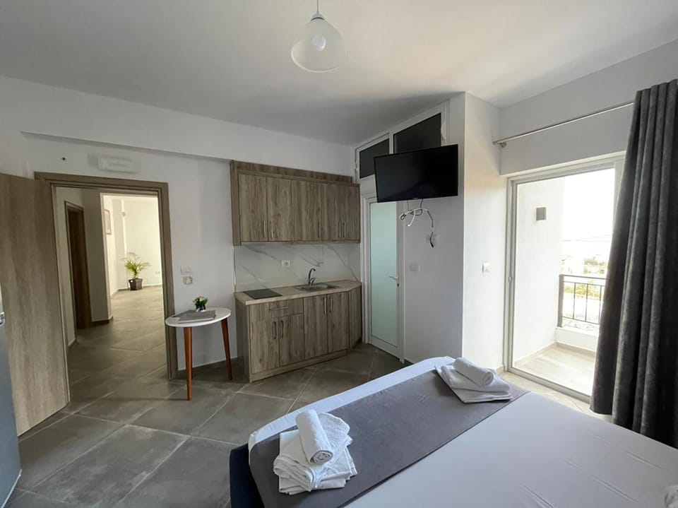 Bed, TV and multimedia, Kitchen or kitchenette, Photo of the whole room, Bedroom