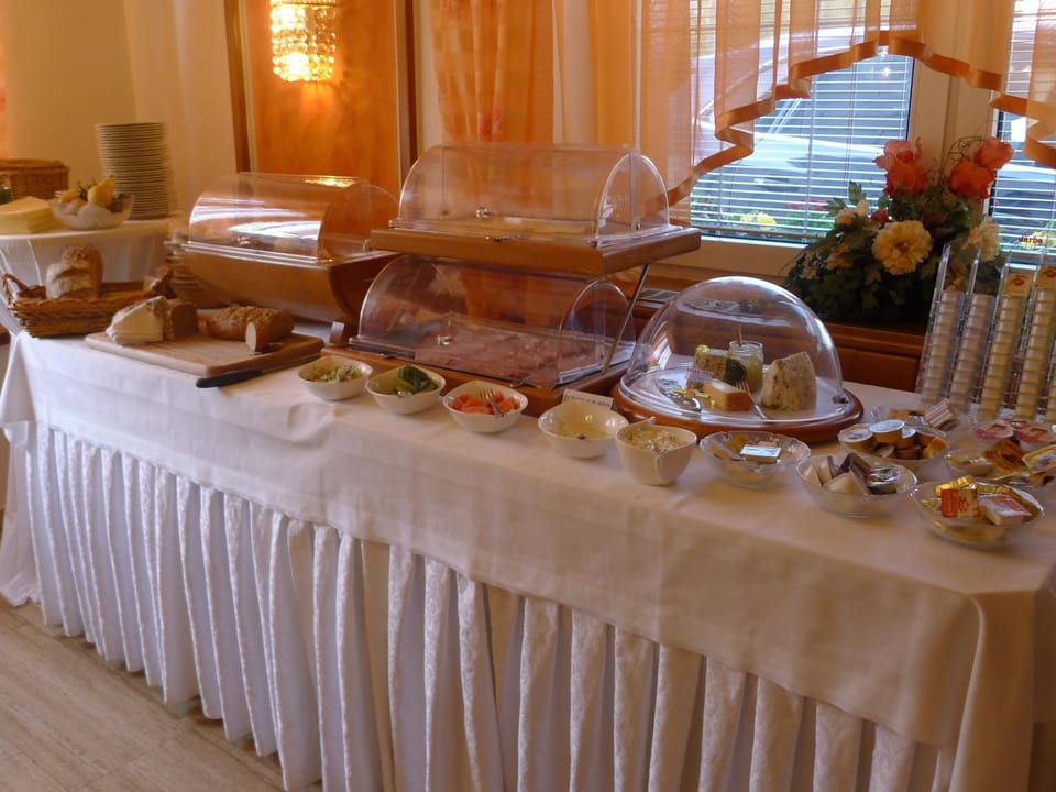 Restaurant/places to eat, Food and drinks