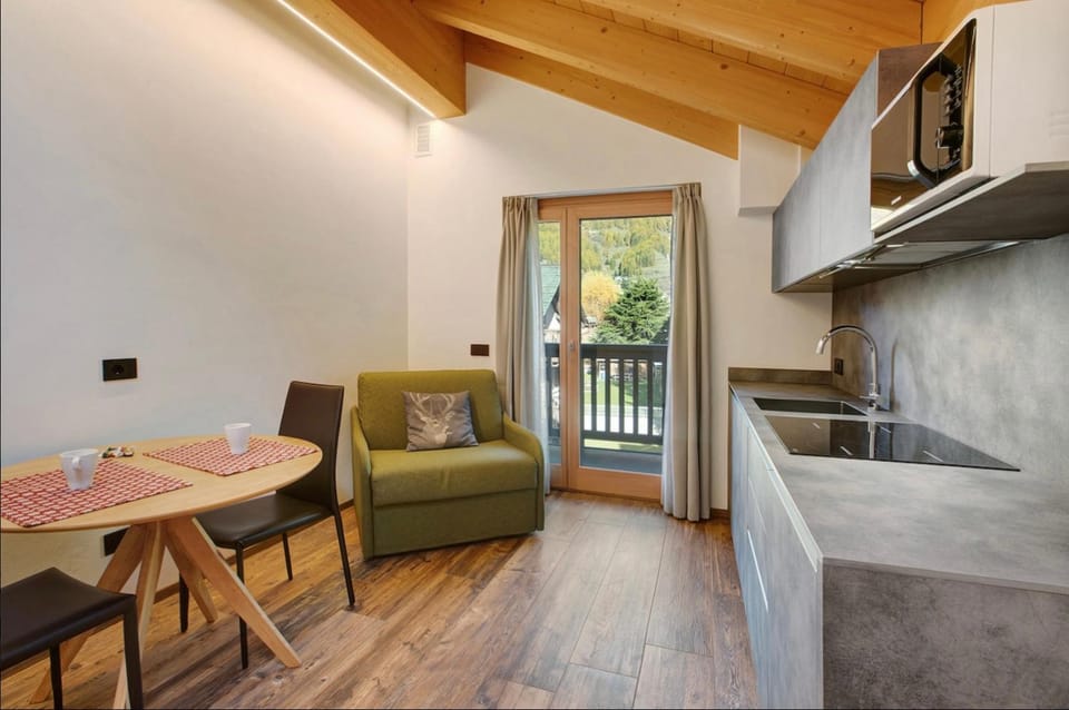 Kitchen or kitchenette, Living room, Dining area, minibar, pet friendly