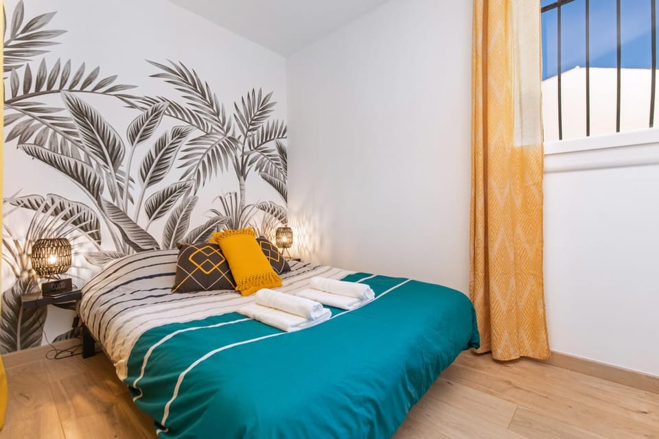 Photo of the whole room, Bedroom