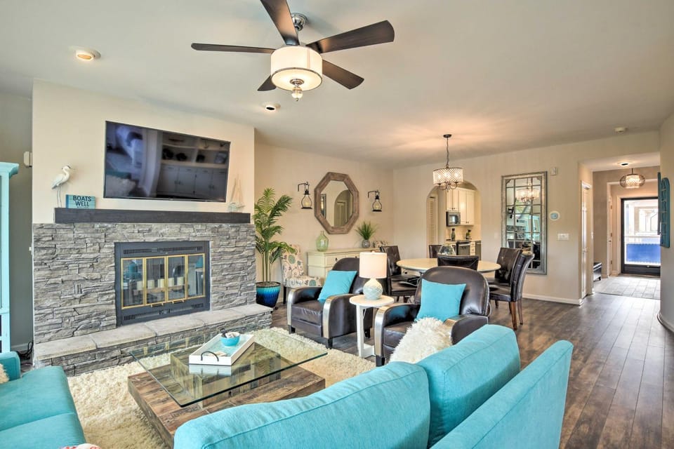 Lake Keowee Resort Condo: Waterfront Balcony House in Lake Keowee