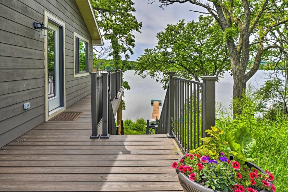 ‘Happy’s Haven’ Cabin w/ Gas Grill & Fire Pit! Cabin in Lake Wisconsin