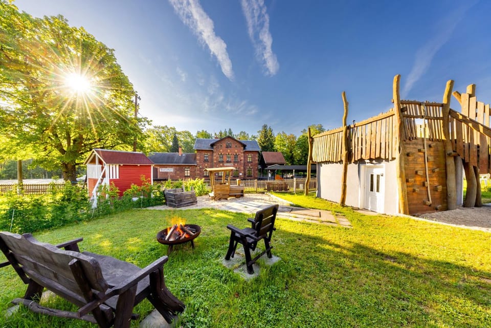 Ferienhaus Bimmelbahn 2 - Familienferienhaus 100 m am Dampflokbahnhof Sauna Trampolin Spielezimmer House in Saxony