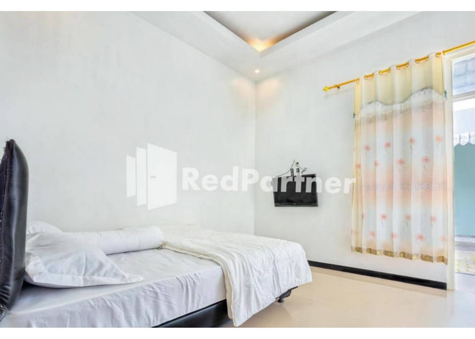 Griya Rahayu Guesthouse Mitra RedDoorz near Jatim Park 2 Batu Hotel in Batu