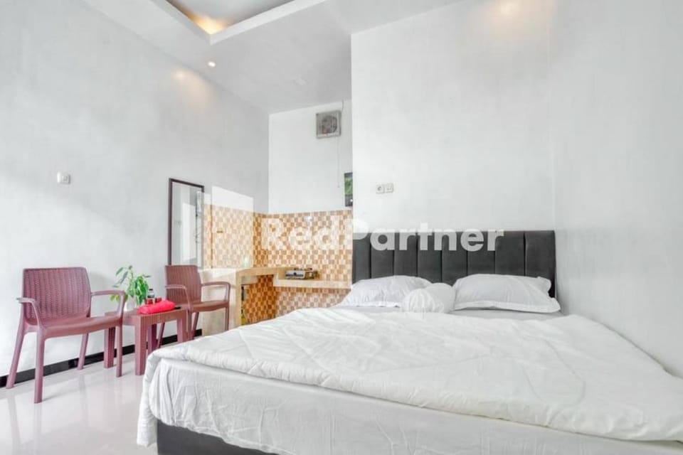 Griya Rahayu Guesthouse Mitra RedDoorz near Jatim Park 2 Batu Hotel in Batu