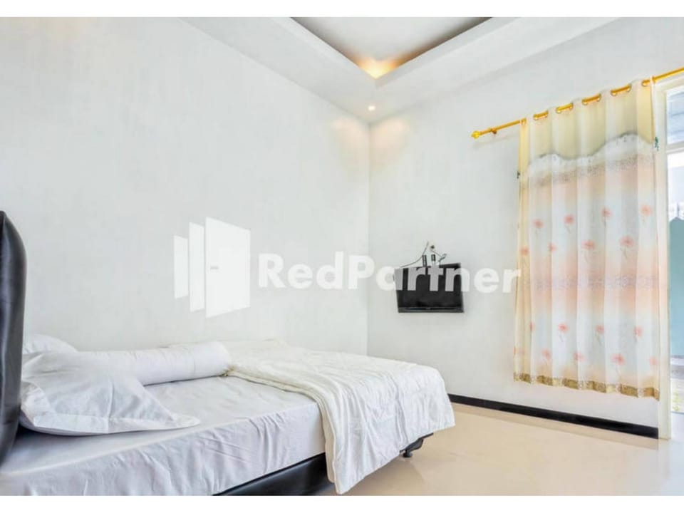 Griya Rahayu Guesthouse Mitra RedDoorz near Jatim Park 2 Batu Hotel in Batu