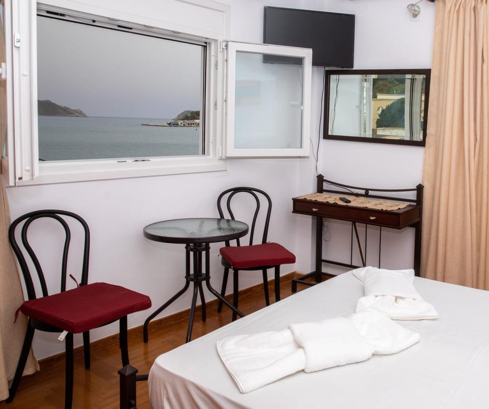 Bed, View (from property/room), View (from property/room), Bedroom, City view, City view, Sea view, Sea view