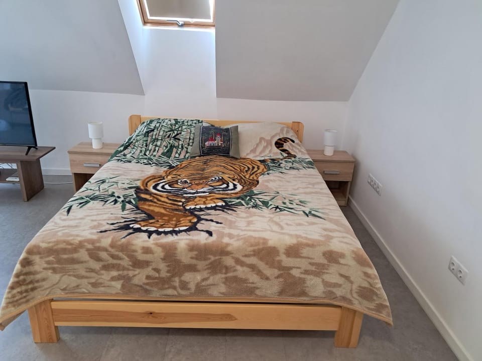 Bed, Living room, Photo of the whole room, On site