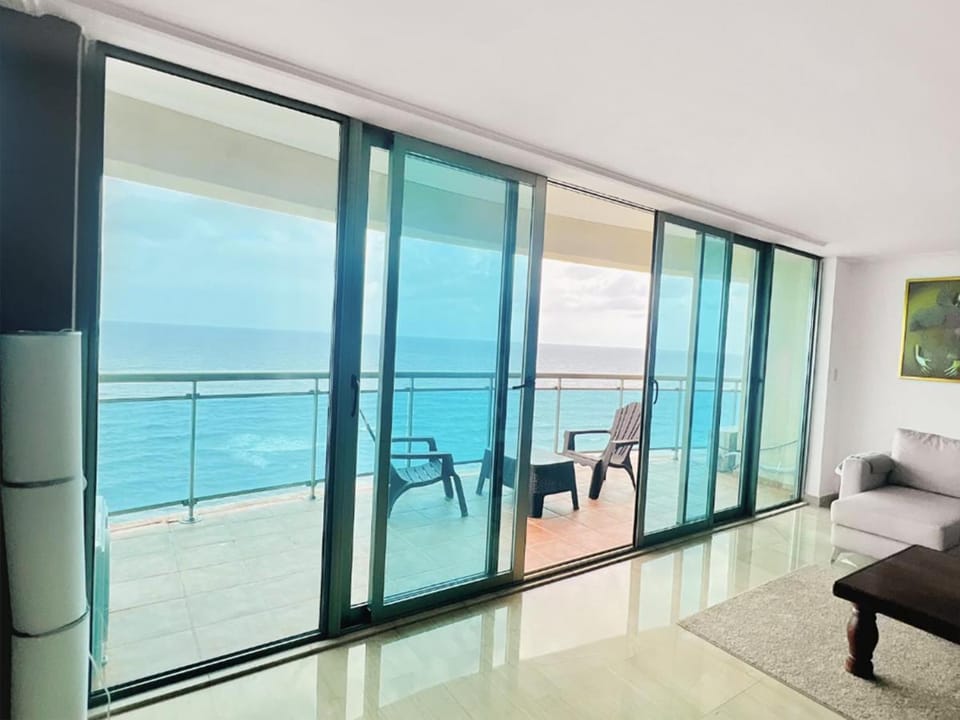 Exclusive 3 BDR, Gym & Pool, SeaView, Luxury Tower Apartment in Santo Domingo