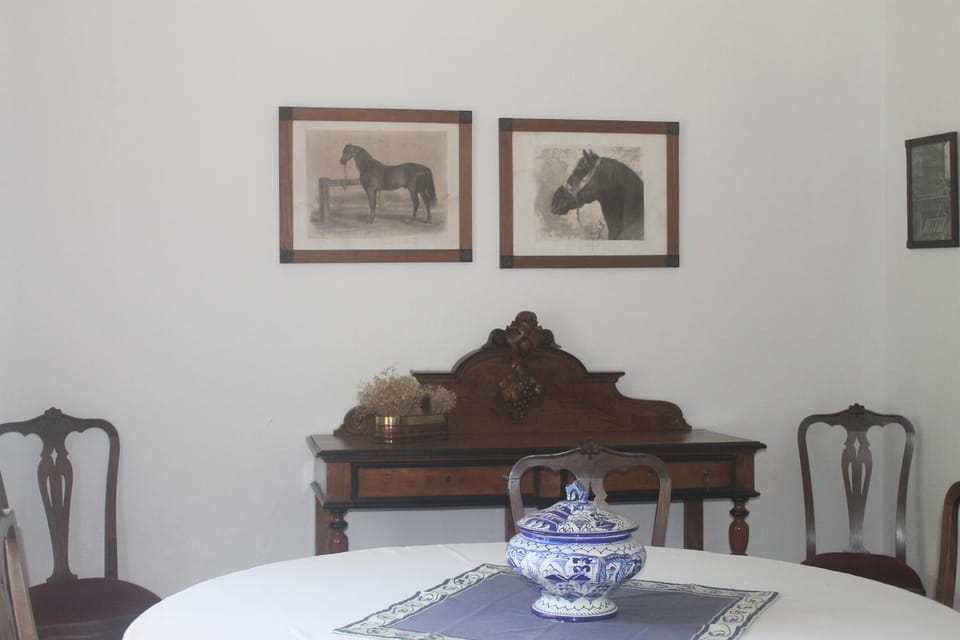 Seating area, Dining area