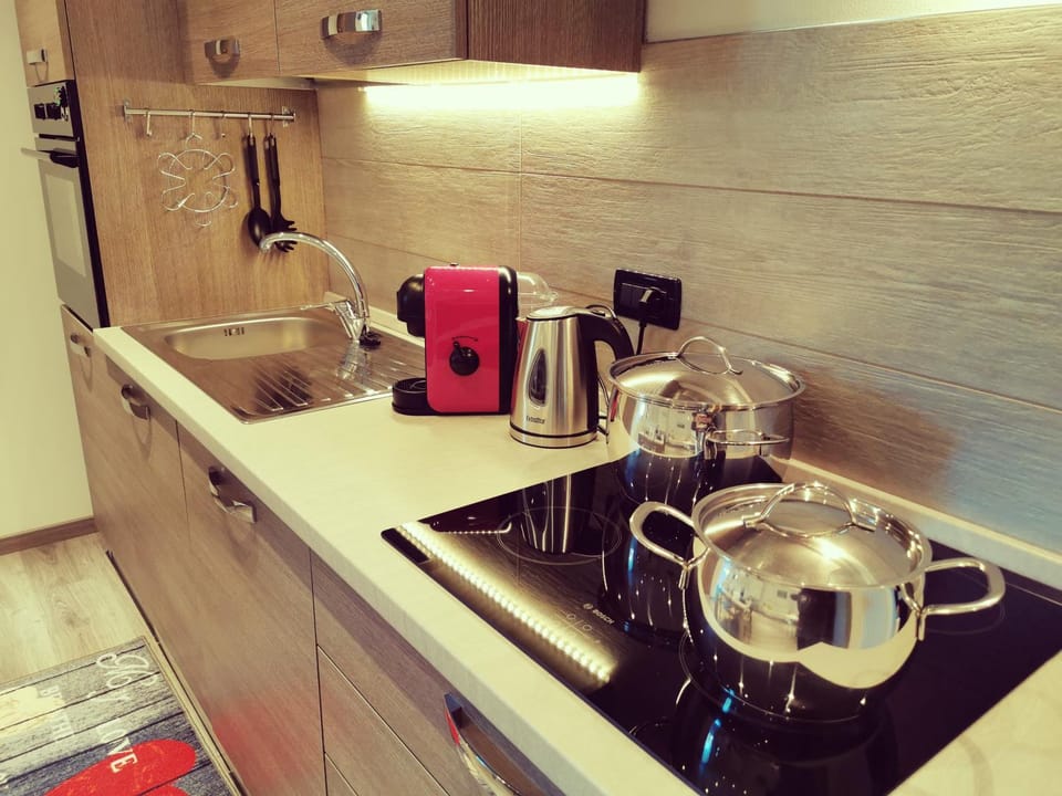 Coffee/tea facilities, Kitchen or kitchenette, stove