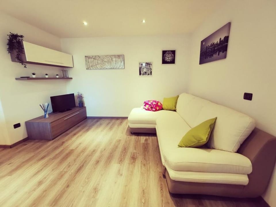 Communal lounge/ TV room, TV and multimedia, Kitchen or kitchenette, Living room, Seating area, Evening entertainment