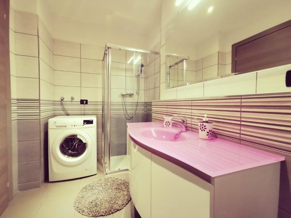 Shower, Bathroom, towels, washing machine