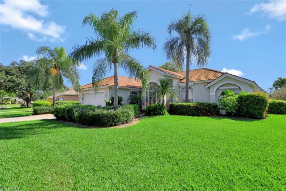 SUPERB LAKESIDE VILLA WITH PRIVATE POOL NAPLES Villa in Collier County