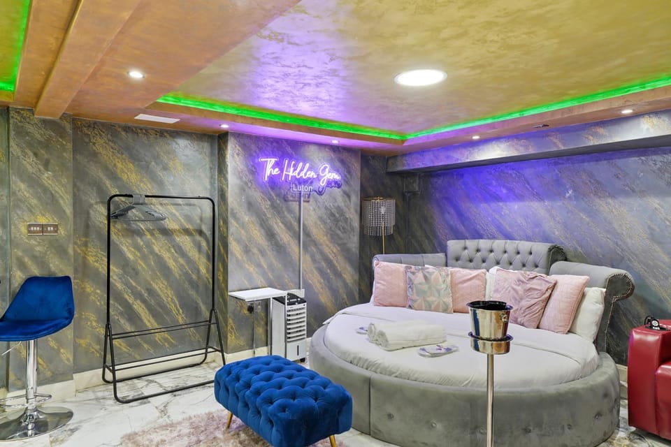 Hidden Gem Lt Properties Jaccuzi bath massage chair Superkingsize bed Parking available Apartment in Luton