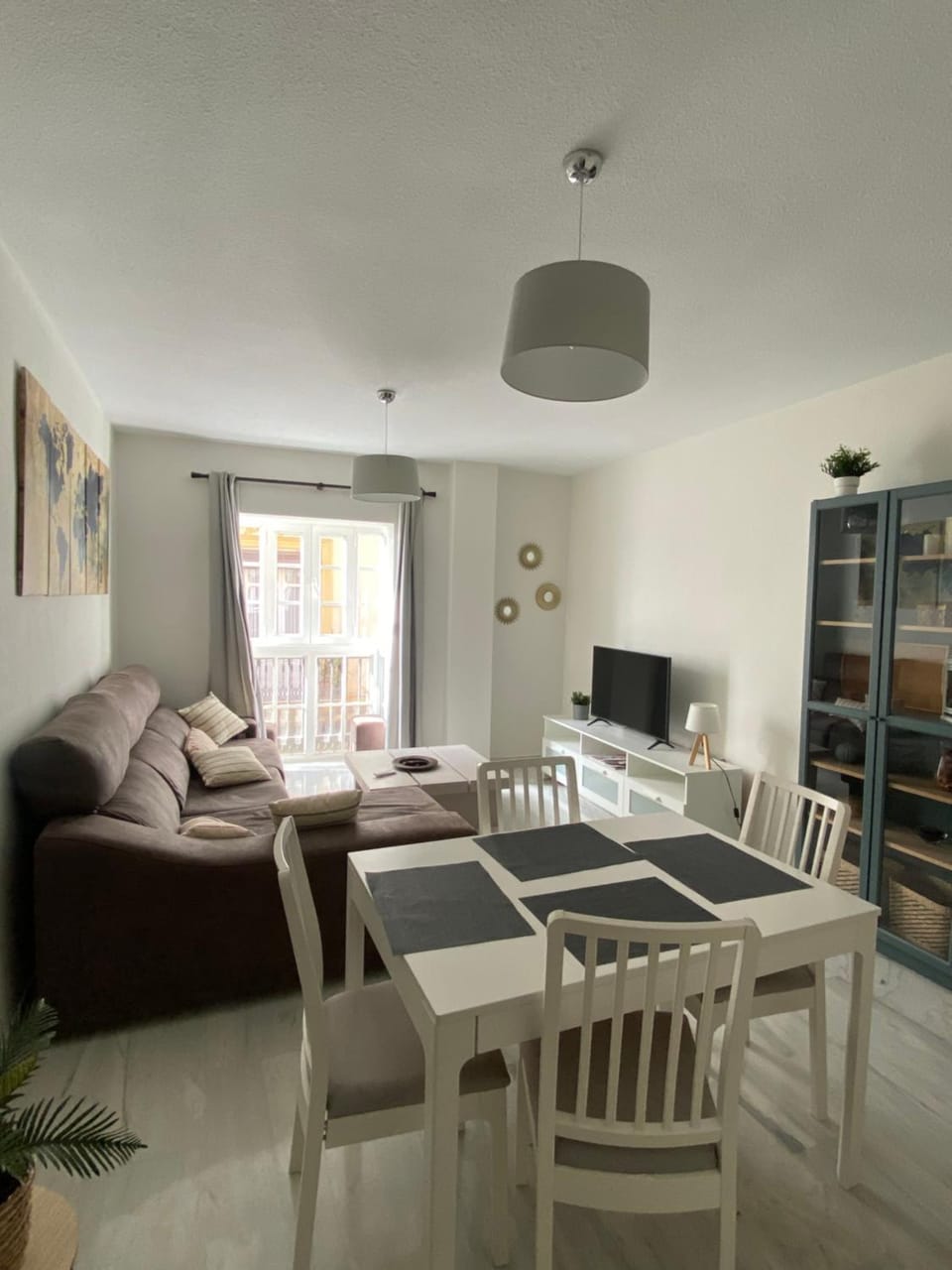 TV and multimedia, Seating area, Dining area