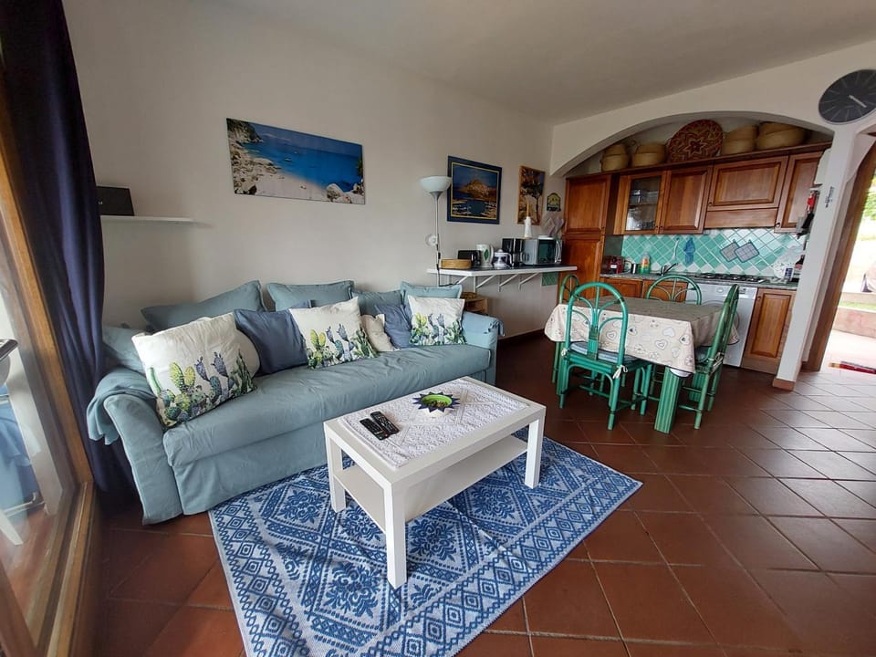 TV and multimedia, Kitchen or kitchenette, Living room, Seating area, Dining area