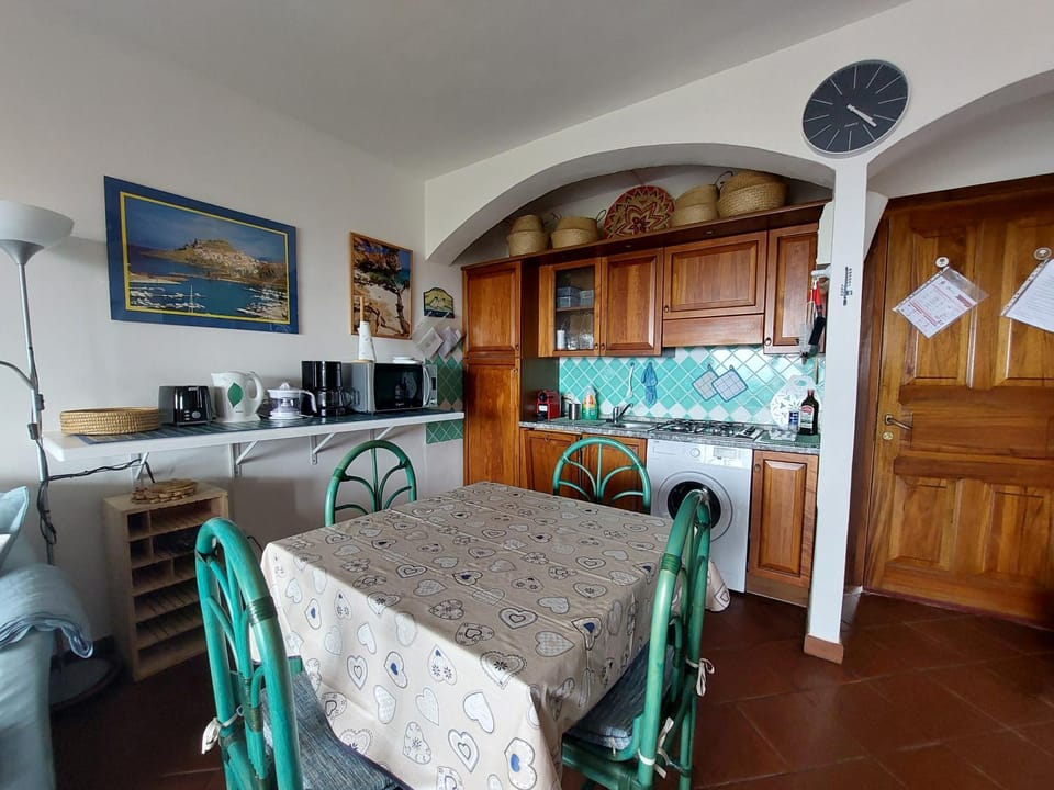 Kitchen or kitchenette, Living room, Seating area, Dining area, minibar, oven, pet friendly, stove