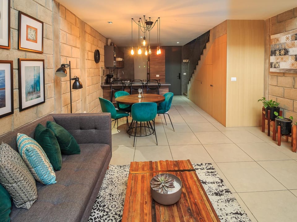 Kitchen or kitchenette, Living room, Seating area, Dining area
