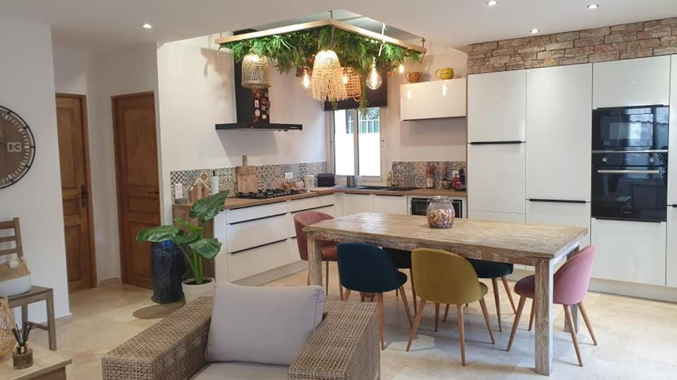 Kitchen or kitchenette, Dining area