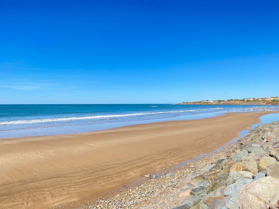 Maison à 150m plage, 2 chambres, piscine & WiFi, parking - FR-1-231-258 House in Pays de la Loire