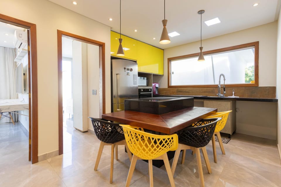 Kitchen or kitchenette, Dining area, minibar, stove