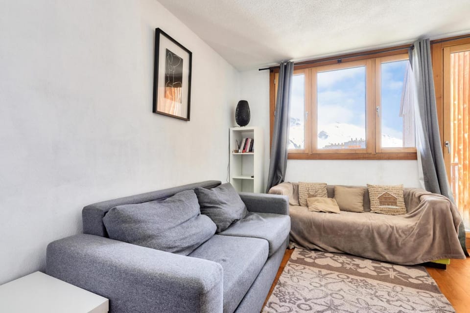 Bed, Living room