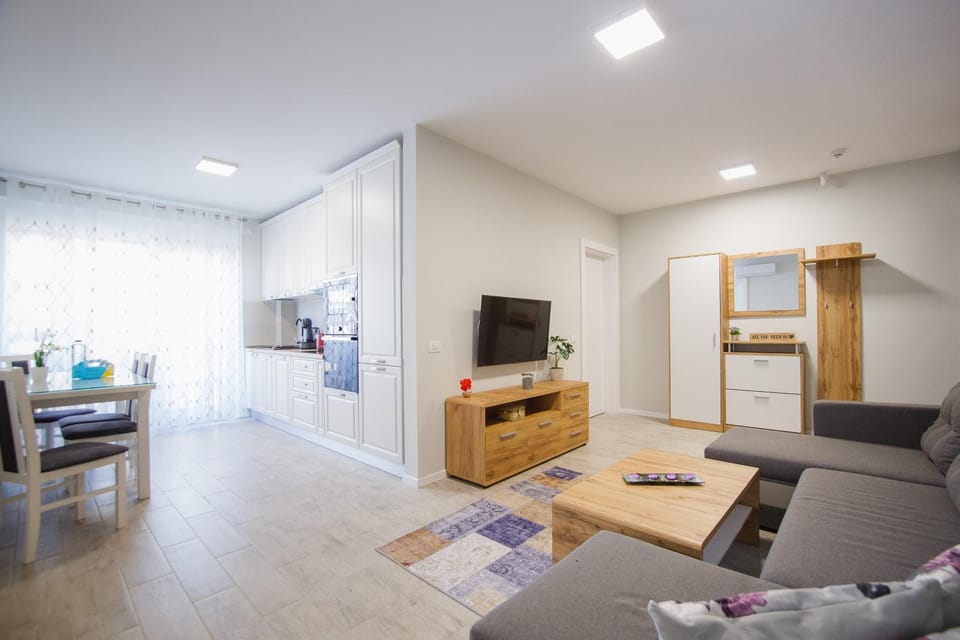 Communal lounge/ TV room, TV and multimedia, Living room, Dining area