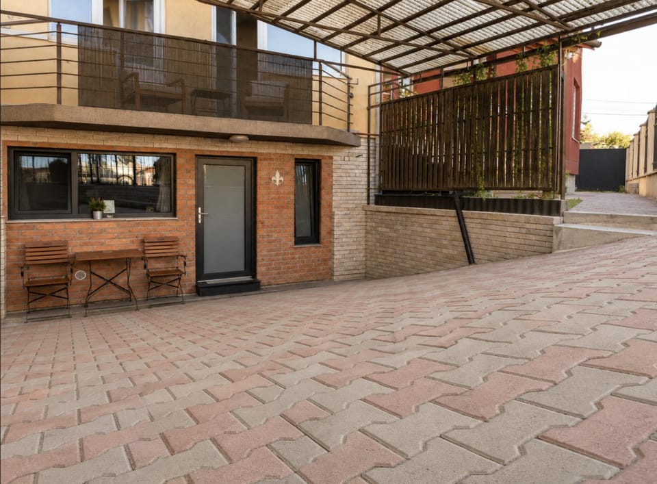 Patio, Facade/entrance