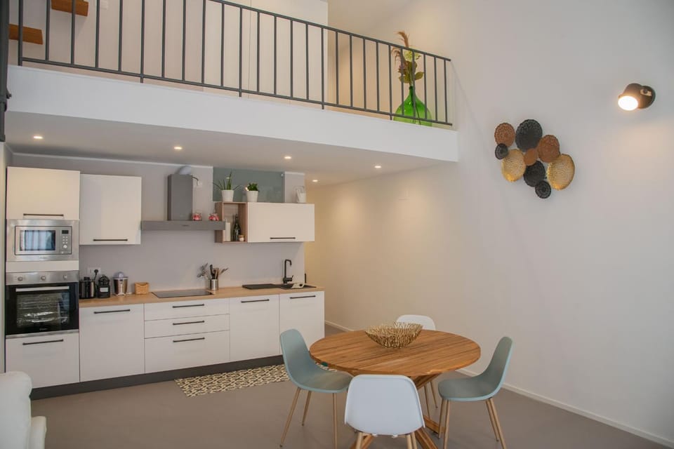 Dining area, pet friendly, stove, toaster