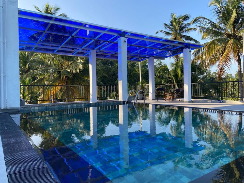 Pool view, Swimming pool, sunbed