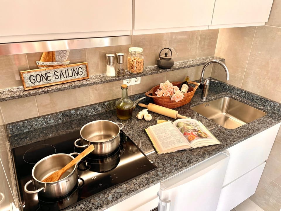 Kitchen or kitchenette, pet friendly, stove